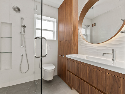 Modern bathroom with walk-in shower and round mirror